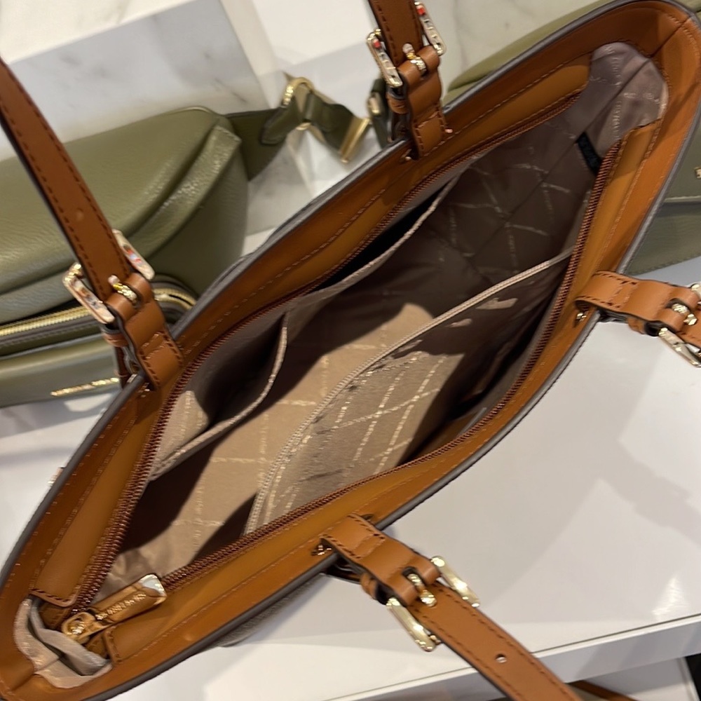 MICHAEL KORS JET SET TRAVEL MEDIUM DOUBLE POCKET TOTE 
BROWN SIGNATURE
NWT - Picture 12 of 16